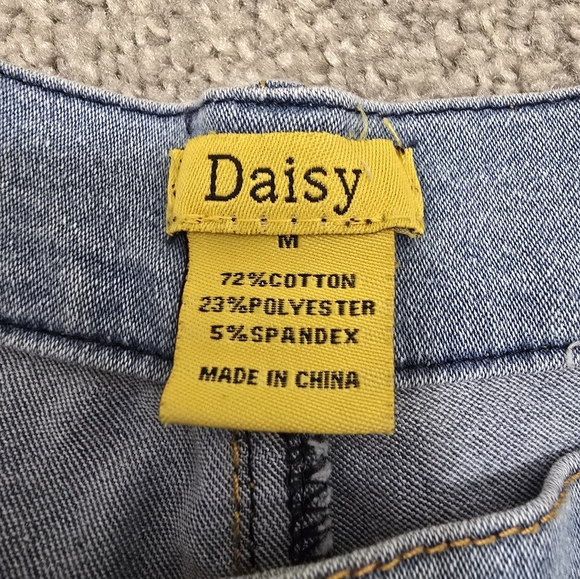Daisy Denim Shorts Ruffled Frayed Hem EUC Medium Light To Medium Wash Pockets - Picture 6 of 8